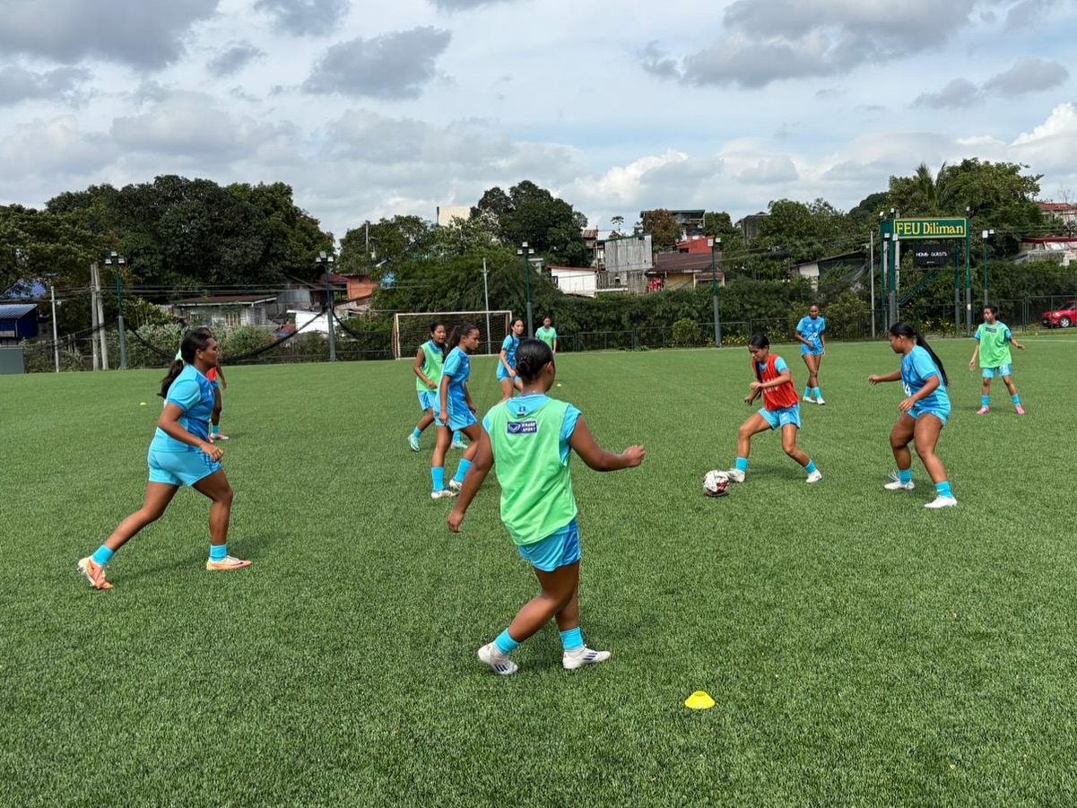 May be an image of ‎7 people, people playing football, people playing soccer, grass and ‎text that says '‎سة FEU FEUDiliman Diliman 神 AT‎'‎‎
