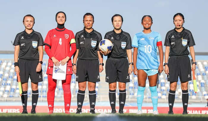 May be an image of 6 people, people playing football, people playing soccer and text that says 'FIFA AFC את FIFA 三 FIFA - Pi E FIFA OFC = 10 章 化 IFIERS 北 SIAN 北'