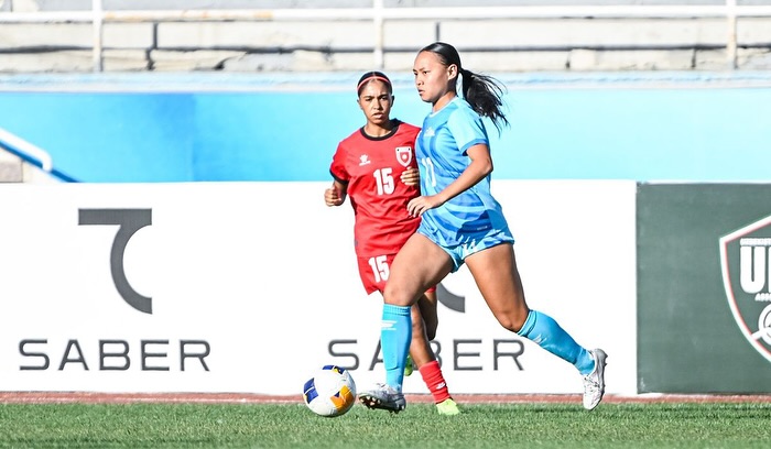 May be an image of 2 people, people playing soccer and text that says '15€ 15 15 ح SABER ី ر$ S SAAB SARBER ER'