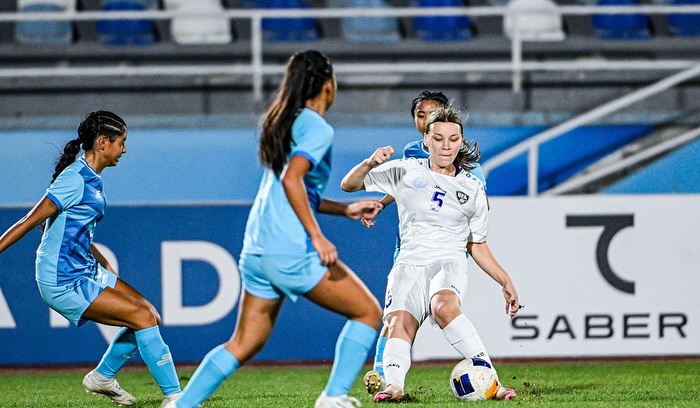 May be an image of 3 people, people playing soccer and text that says '5 D て SABER'