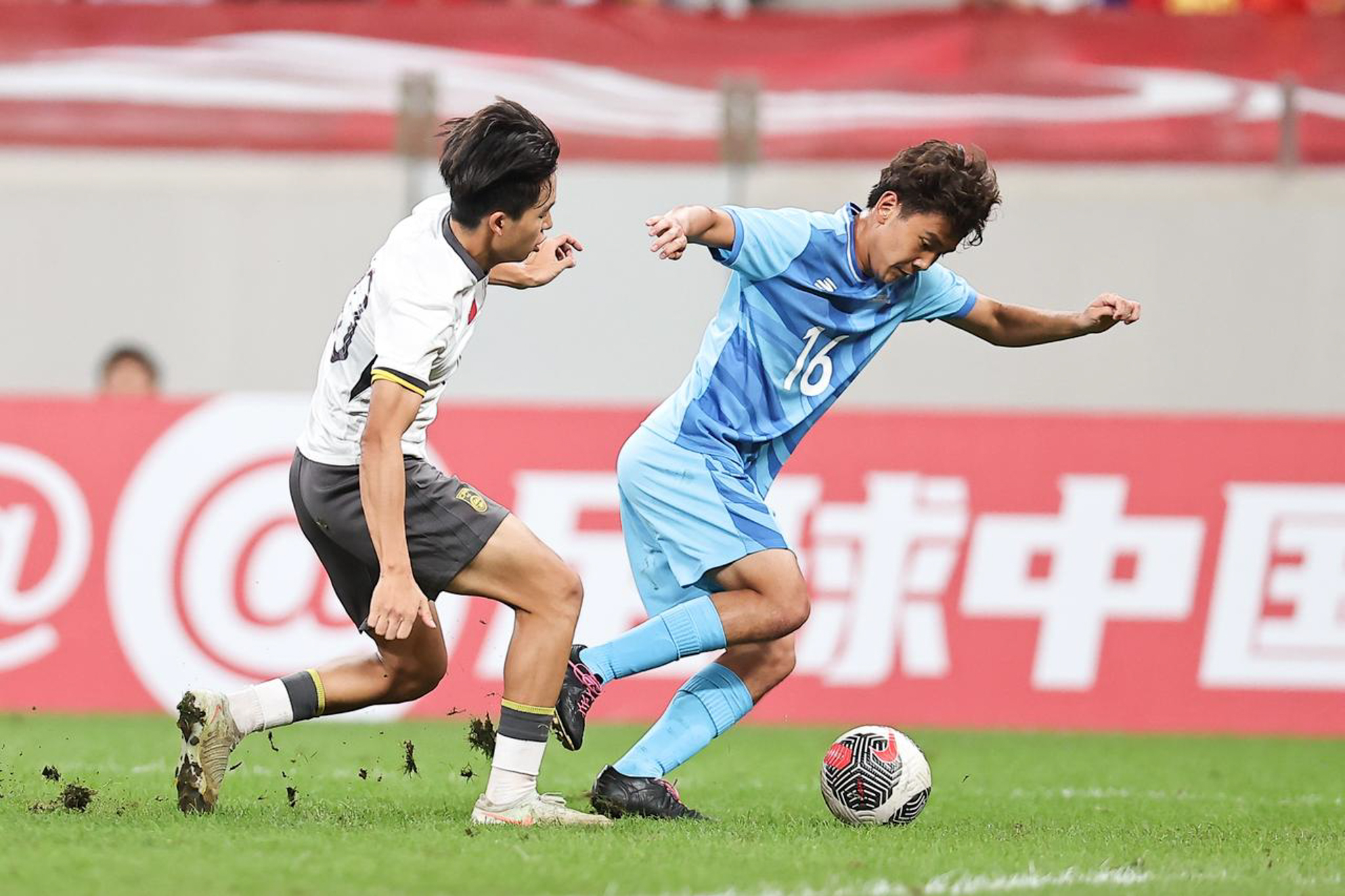 May be an image of 3 people, people playing football, people playing soccer and text that says 'a KD 16 求中日 75'