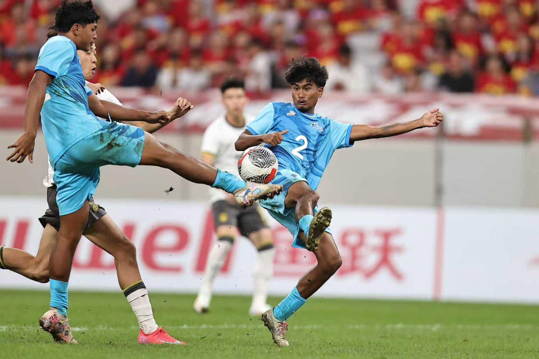 May be an image of 3 people, people playing football, people playing soccer and text that says 'म el el 跃天'