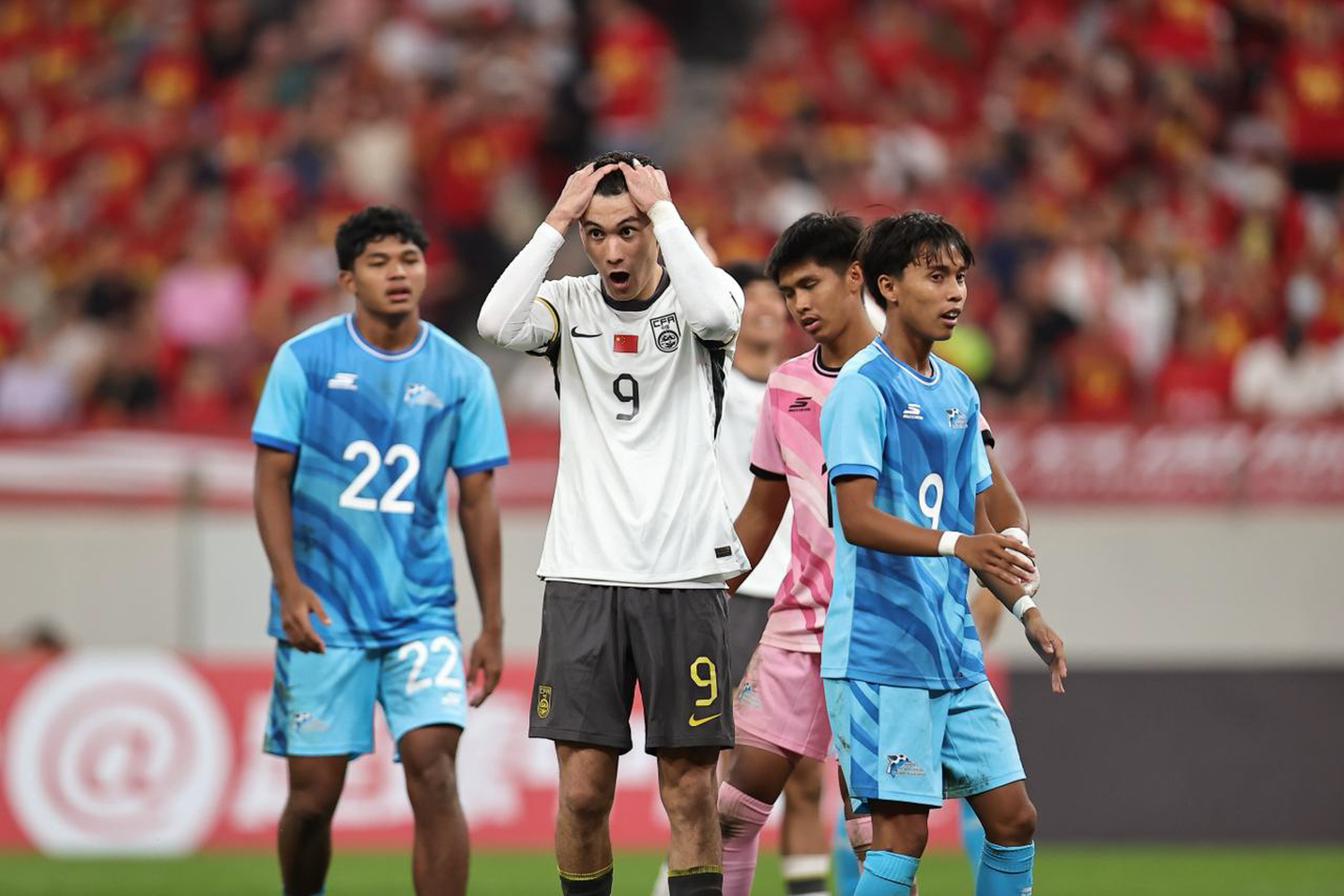 May be an image of 4 people, people playing soccer, people playing football and text that says '9 22 و س'