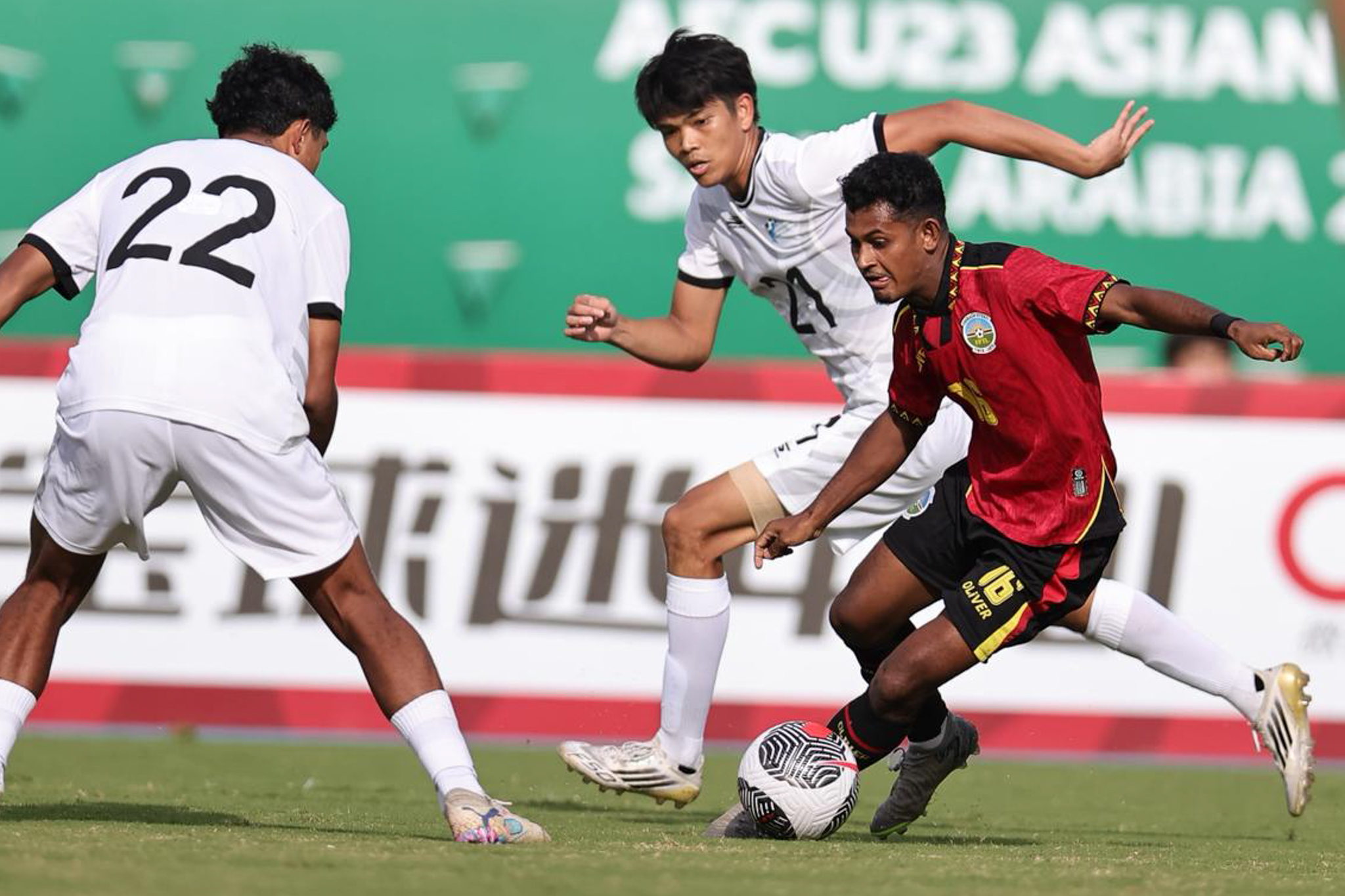 May be an image of 2 people, people playing soccer, people playing football and text that says '22 CURBASIAN فات ARABIA OLIVER 6 阳迷輪 迷'