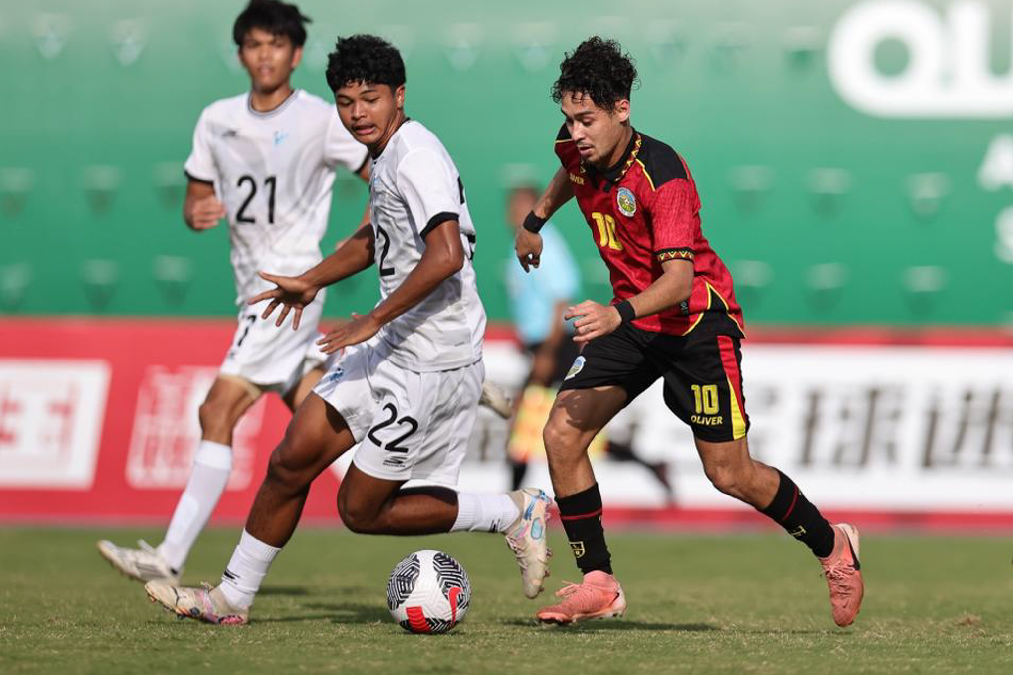 May be an image of 2 people, people playing soccer, people playing football and text that says '21 一 10 10 OLIVER 22 Ii 球山 LH'