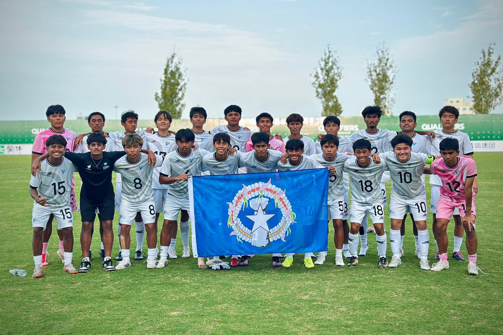 May be an image of 8 people, people playing soccer, people playing football and text that says '15 QUAL 15 結速团 10 18 18 10'