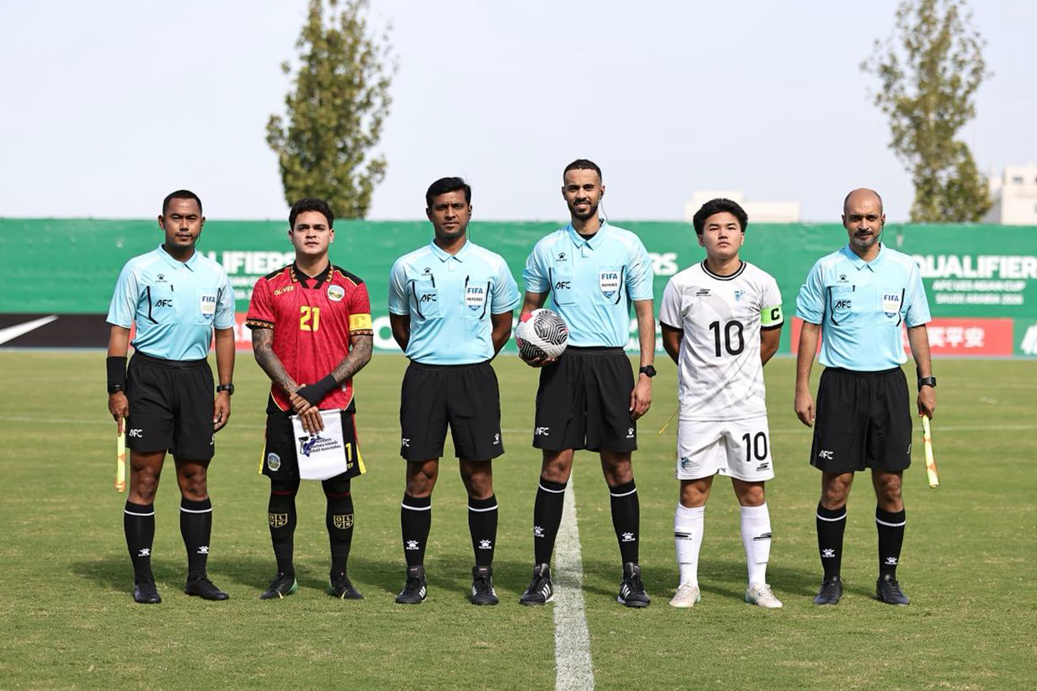 May be an image of 6 people, people playing football, people playing soccer and text that says 'AFC FIFA 21 FIFA OFC FIFA 10 四号 10'