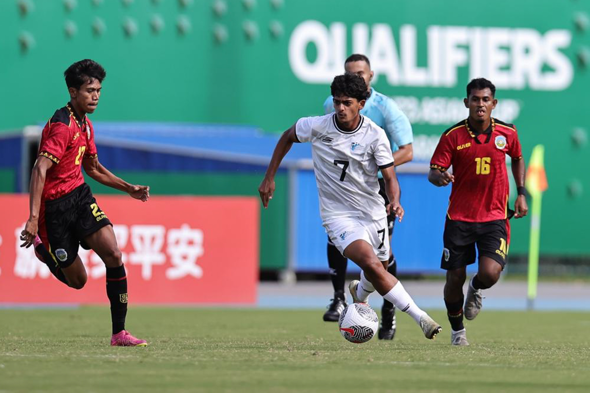 May be an image of 3 people, people playing soccer, people playing football and text that says 'OHALIFIERS ERS OLIVER 16 2 OU 平安'