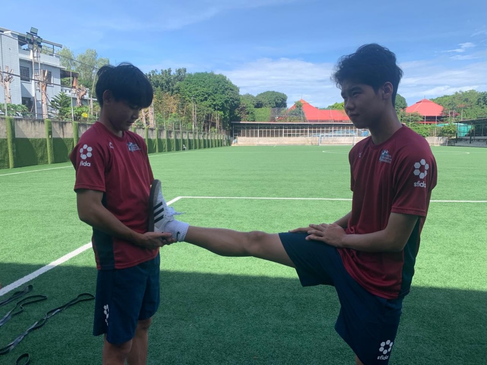 May be an image of soccer, football and text that says 'fida'