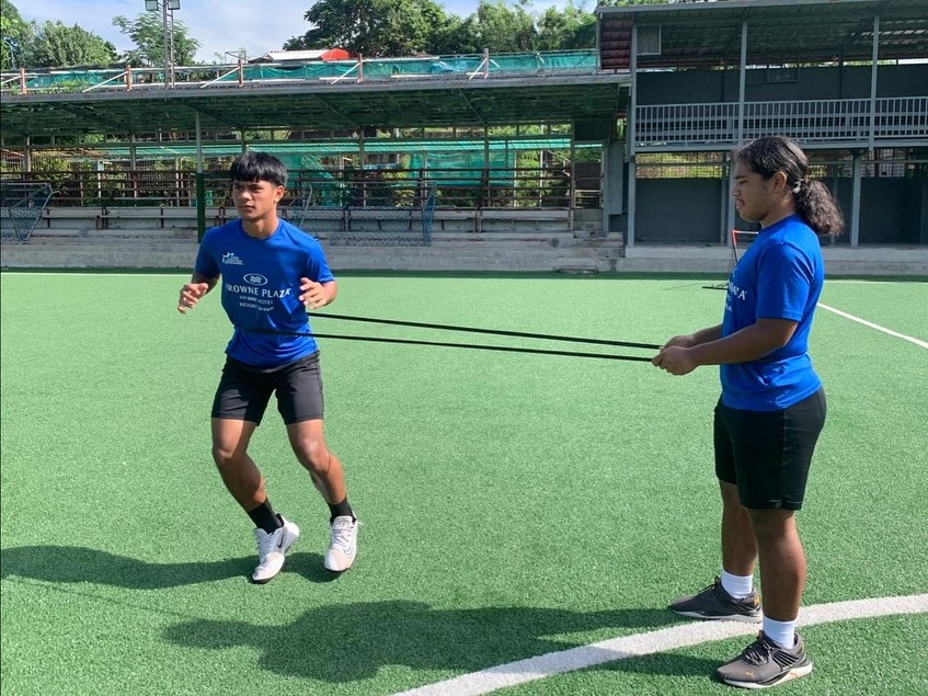 May be an image of football, tennis, soccer and text that says '...配 (0 ROWNE OWNEPLAZA LAZ'