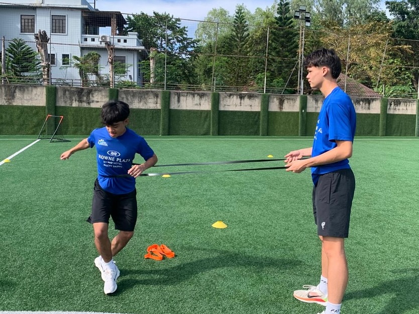 May be an image of football, tennis, soccer and text that says '会 め ROWNE ROWNEPLAZI PLA ね'