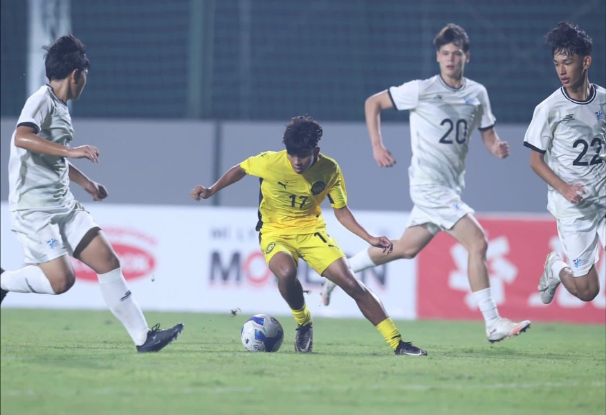 May be an image of football, soccer and text that says '20 22 m MO MOOL'